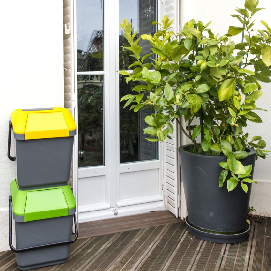 Poubelle de recyclage grise et verte Poubelle de recyclage grise et verte