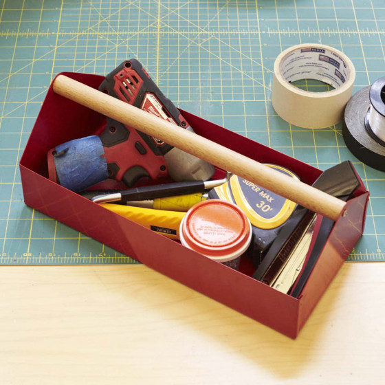 Caisse à outils en métal rouge