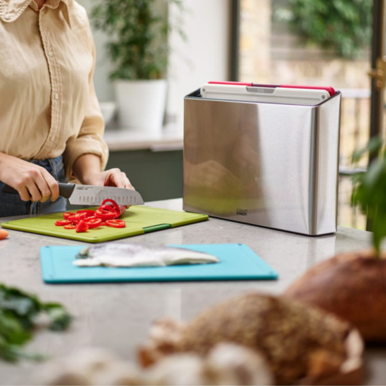 4 grandes planches à découper dans un rangement en inox