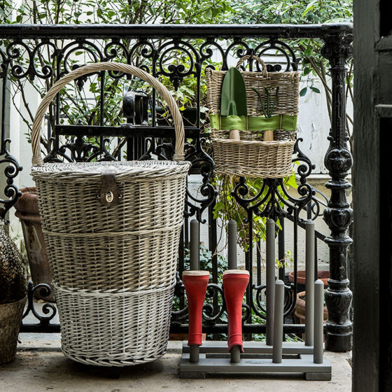 Range-bottes de jardin en bois gris