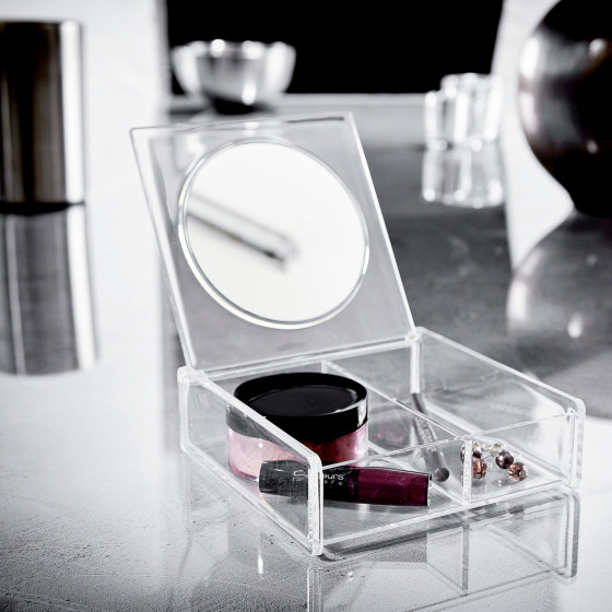 Boîte à maquillage avec miroir.