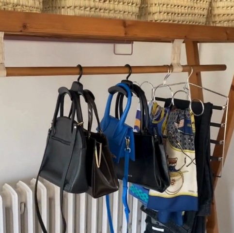 3 cintres noirs pour sacs à main